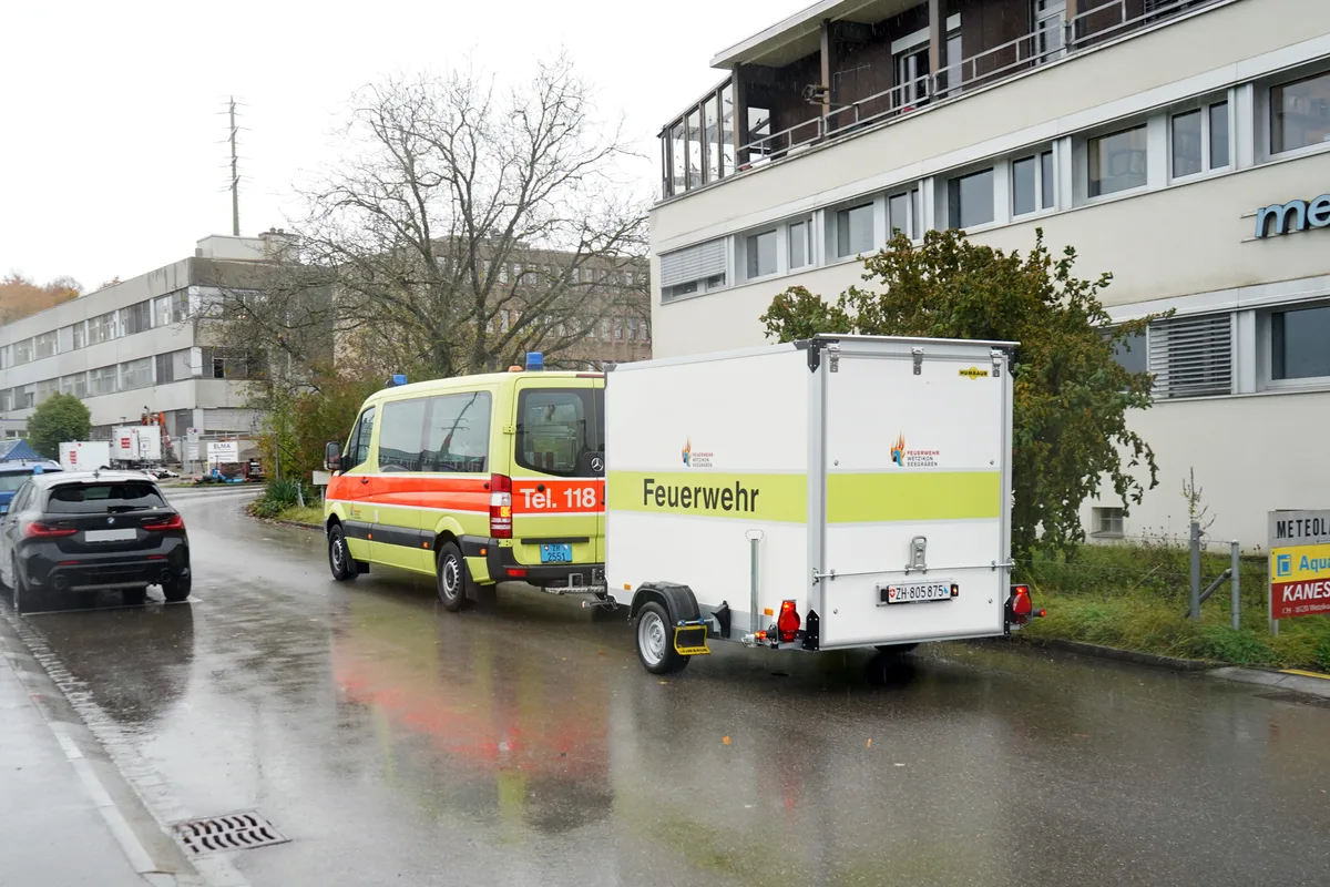 Man sieht Feuerwehrfahrzeuge.